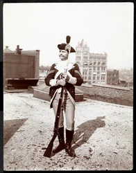 Un homme sur un toit vêtu d